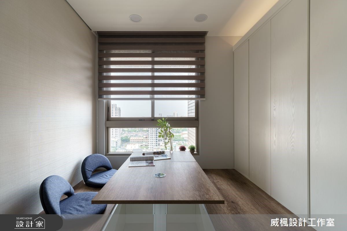 起居室規劃升降桌面,滿足屋主的生活情調。 起居室規劃升降桌面,滿足屋主的生活情調。