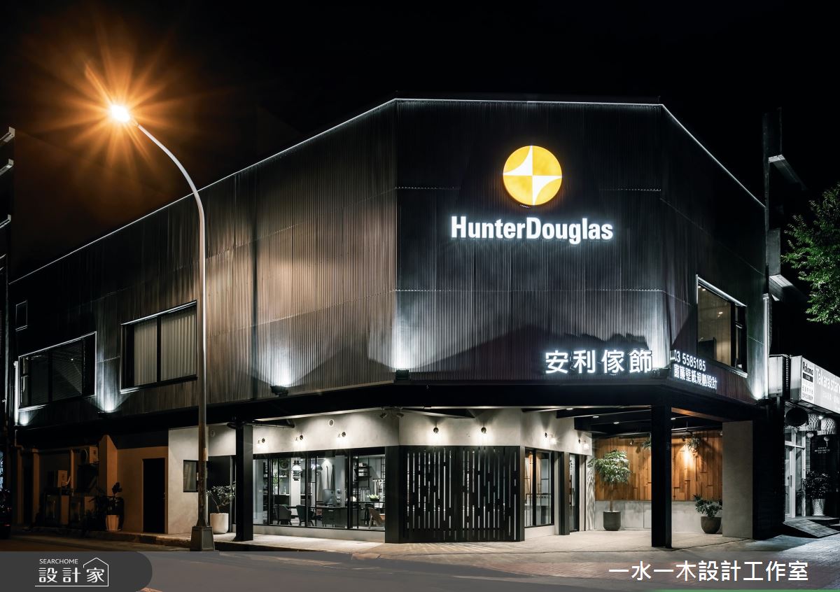 運用鋁板迅速搭建外觀立面,再以投射光線打出明暗層次,為建築物創造神祕氛圍。 運用鋁板迅速搭建外觀立面,再以投射光線打出明暗層次,為建築物創造神祕氛圍。