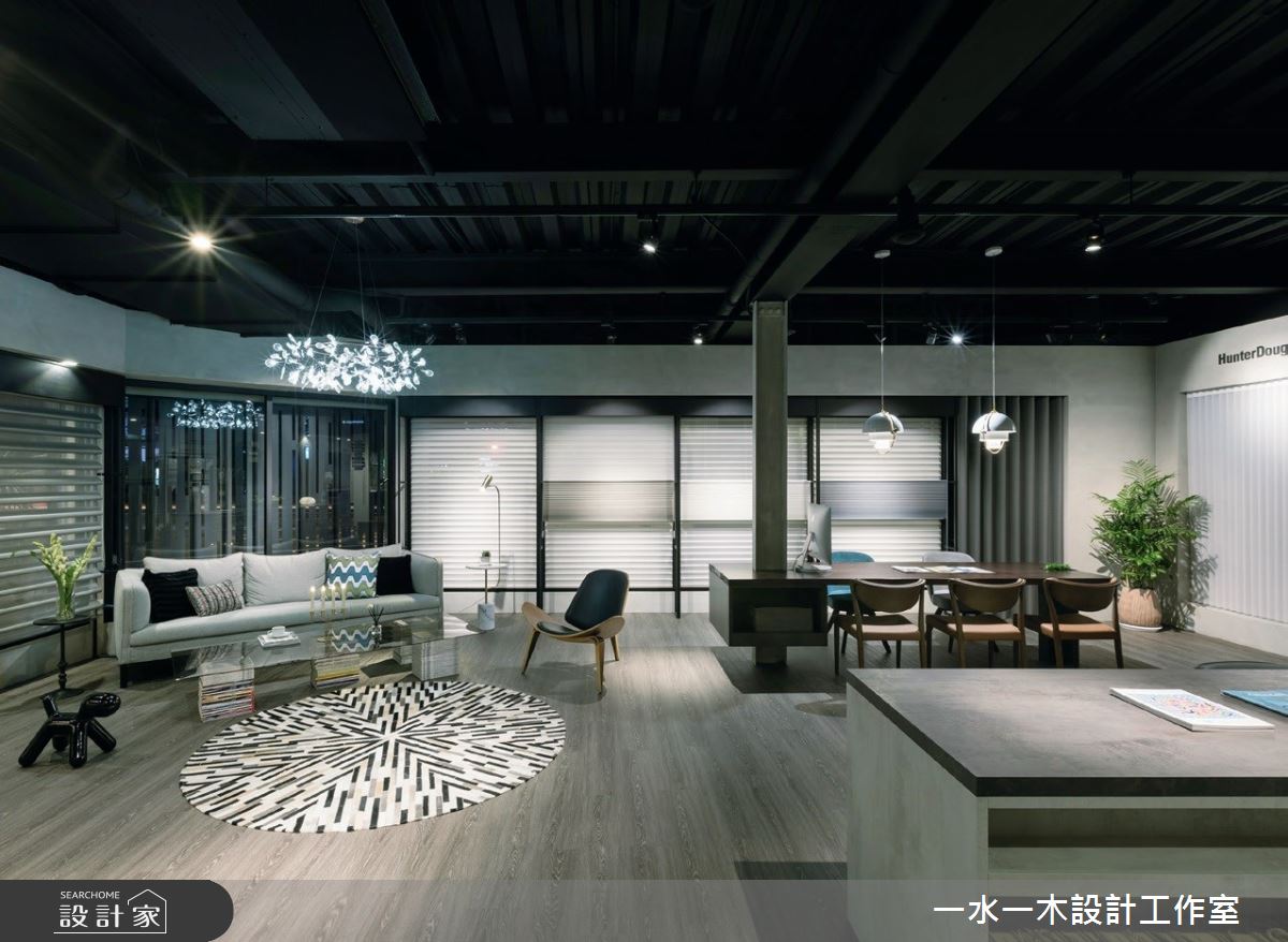 位於視角絕佳的十字路口,建築外觀以沉靜鋁板搭配投射