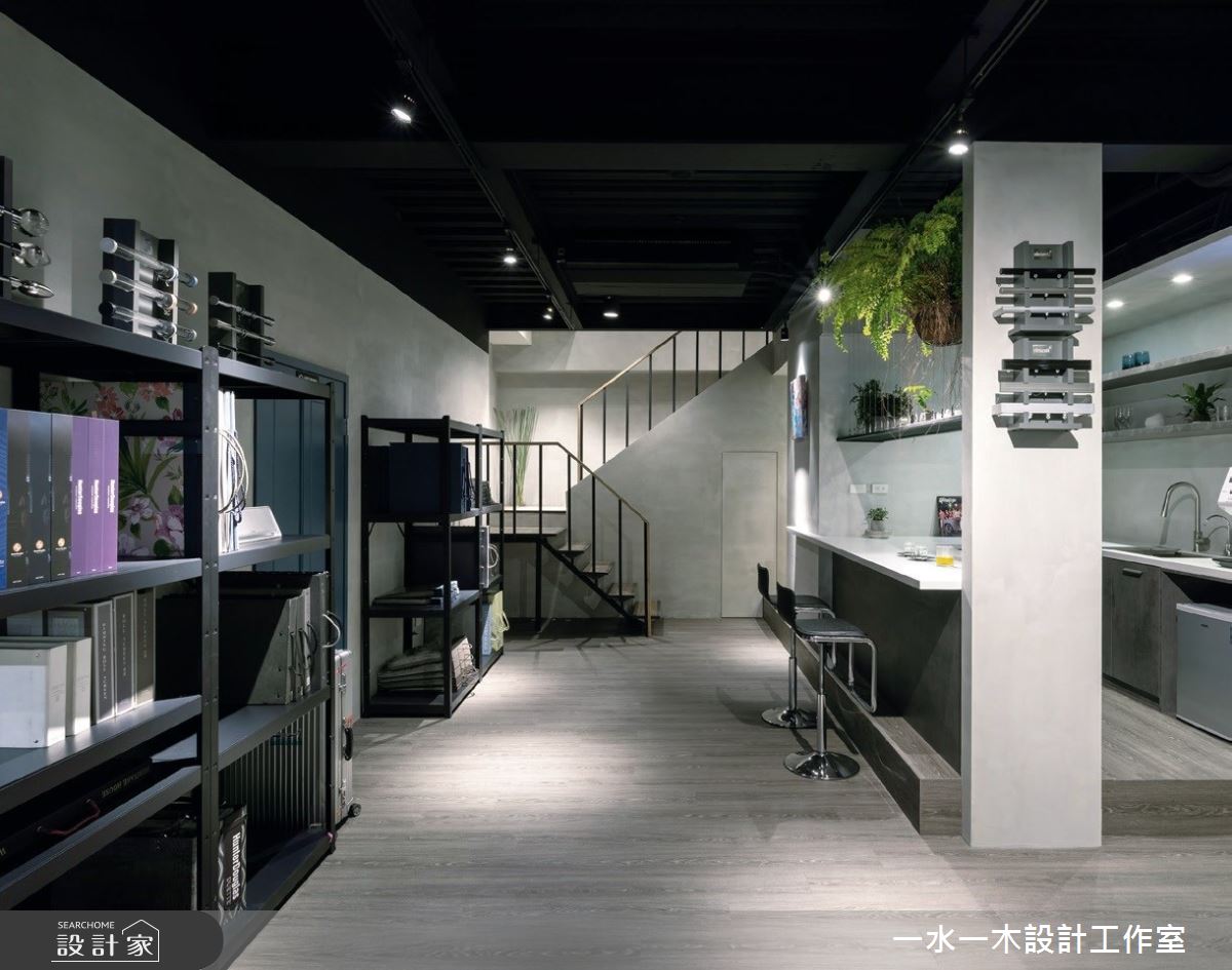位於視角絕佳的十字路口,建築外觀以沉靜鋁板搭配投射