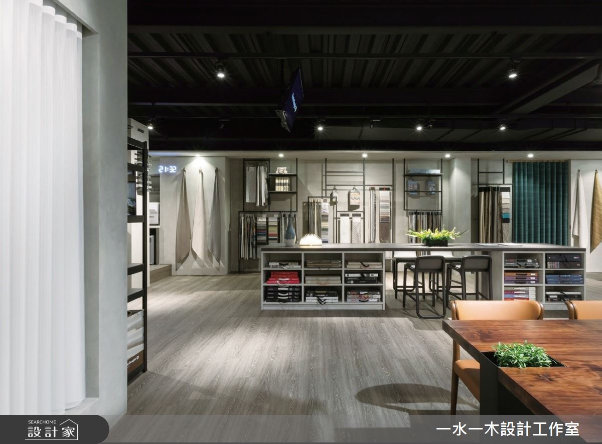 位於視角絕佳的十字路口,建築外觀以沉靜鋁板搭配投射