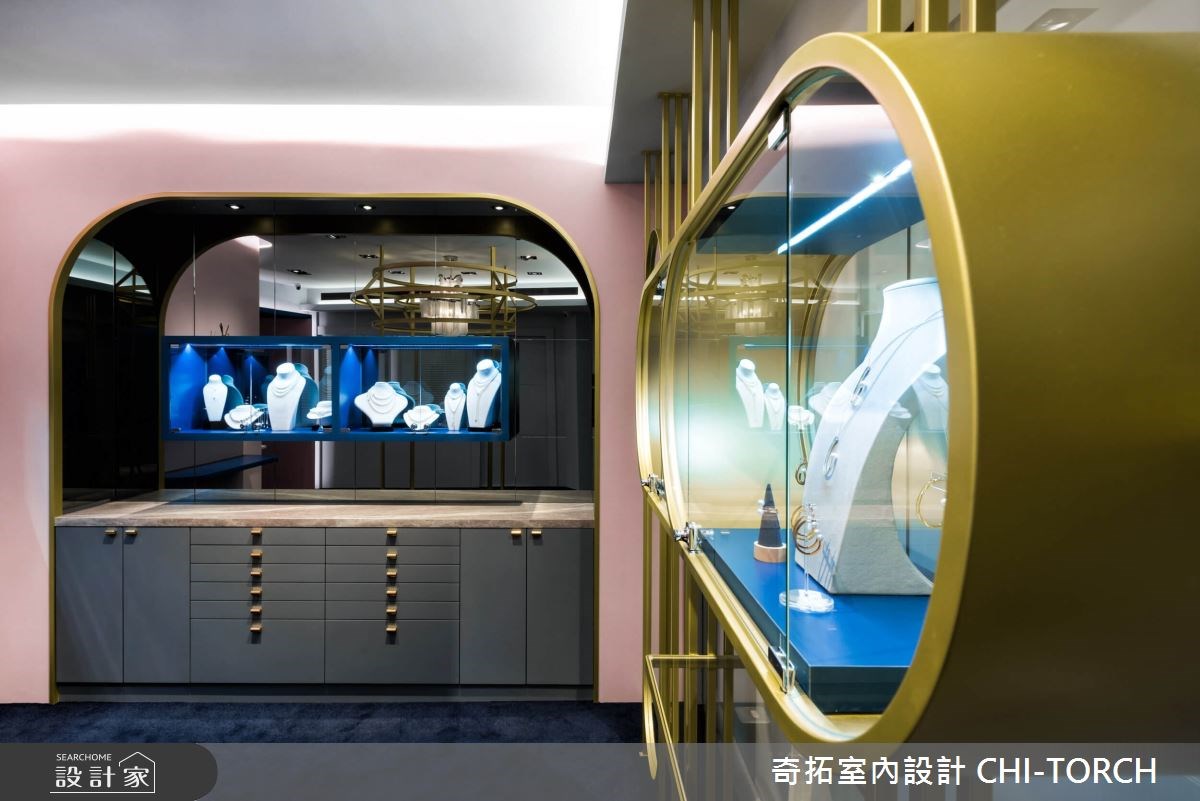 此案業主為珠寶世家第二代,身為珠寶設計師的她,崇尚