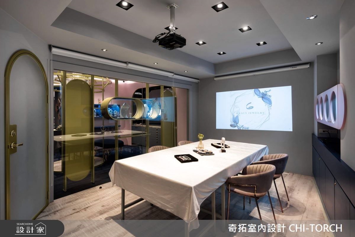 此案業主為珠寶世家第二代,身為珠寶設計師的她,崇尚