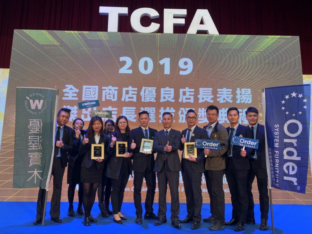 科技無法取代人與人接觸的溫度,歐德集團獲 2019 優良店長,馬國慶副董事長 (中) 特別前往鼓勵獲獎店長。 科技無法取代人與人接觸的溫度,歐德集團獲 2019 優良店長,馬國慶副董事長 (中) 特別前往鼓勵獲獎店長。