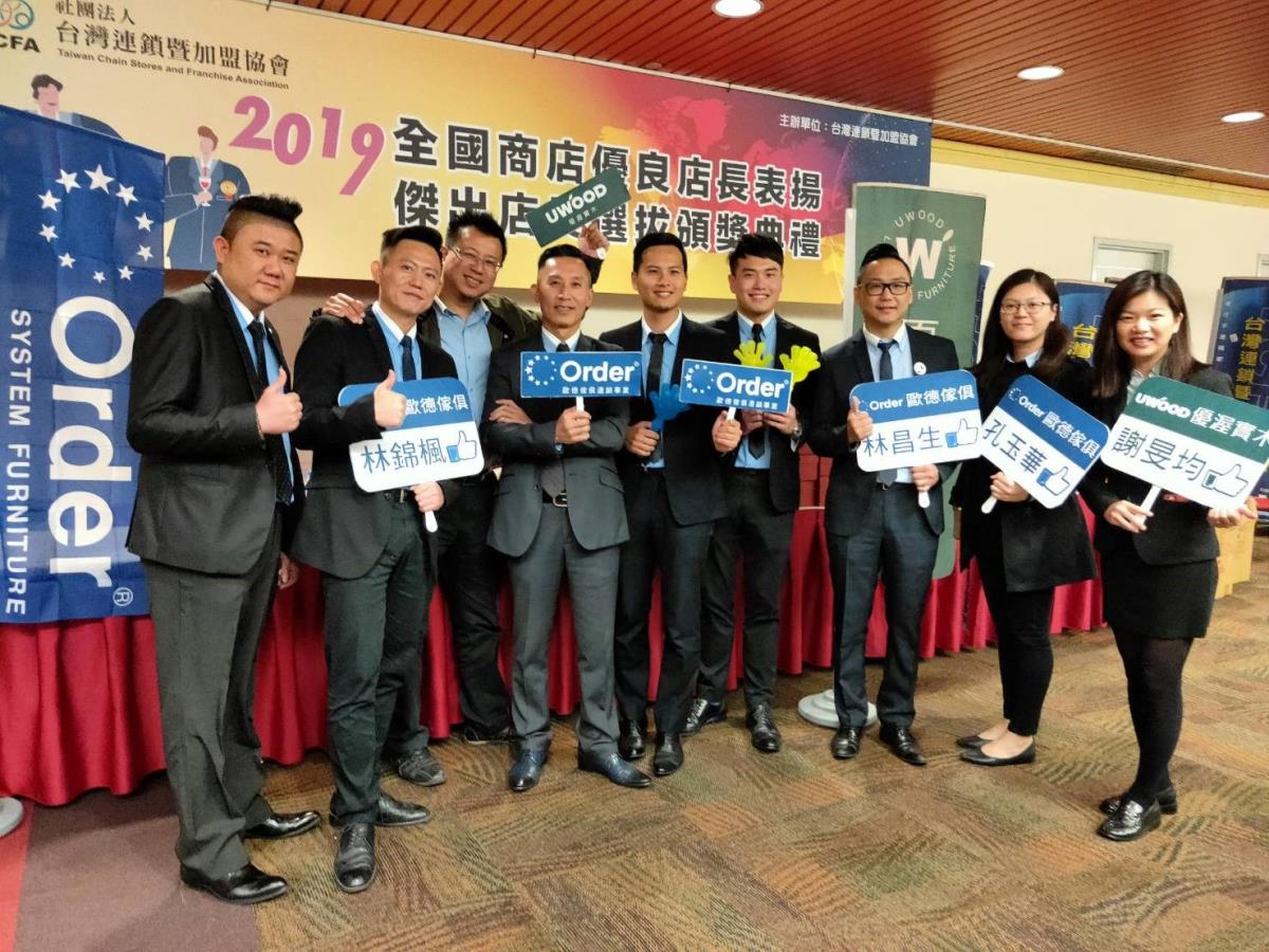 馬國慶副董事長 (左四) 與應援團到場為四位店長加油鼓勵,肯定店長們的努力與付出。 馬國慶副董事長 (左四) 與應援團到場為四位店長加油鼓勵,肯定店長們的努力與付出。
