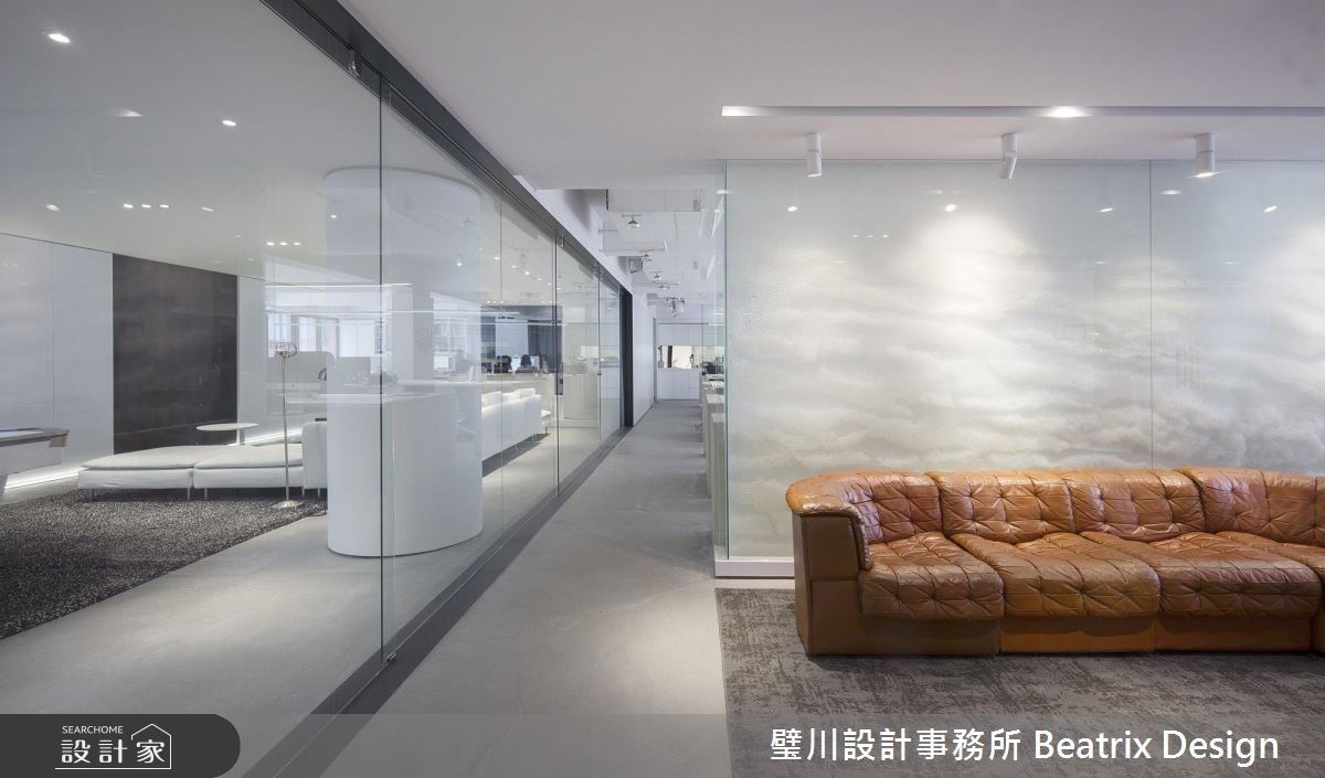 現代年輕的設計事務所隱身於巷弄老工廠中,解決採光不