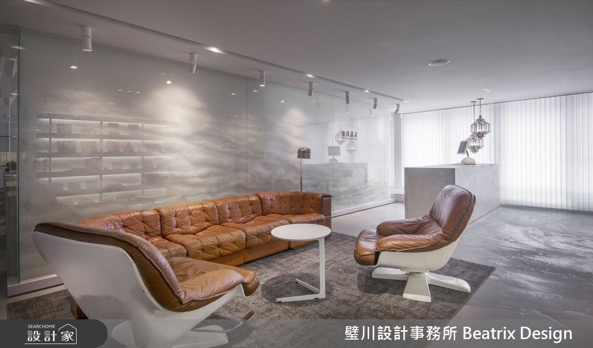 現代年輕的設計事務所隱身於巷弄老工廠中,解決採光不