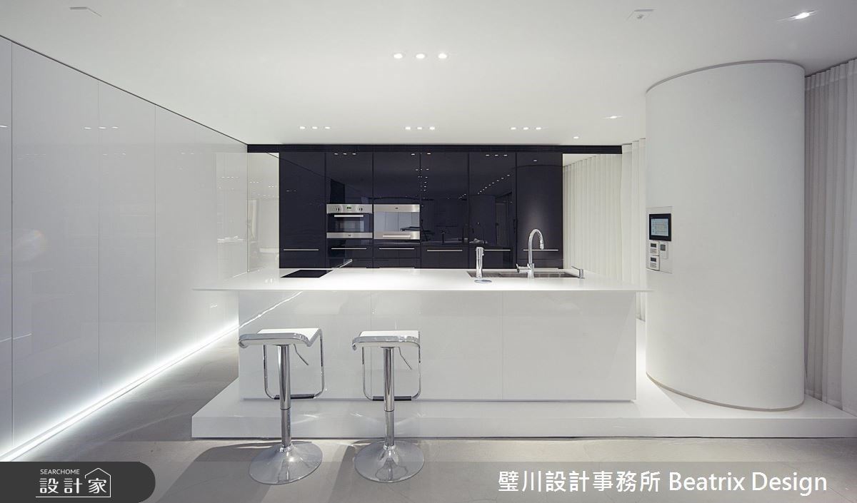 現代年輕的設計事務所隱身於巷弄老工廠中,解決採光不
