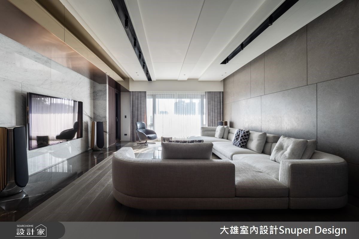 85坪空間尺度裡,延攬戶外一片河岸綠意風光,並將國際