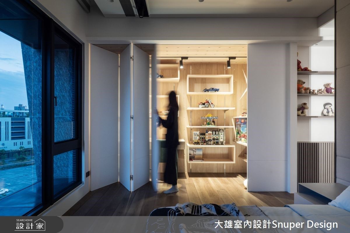 85坪空間尺度裡,延攬戶外一片河岸綠意風光,並將國際