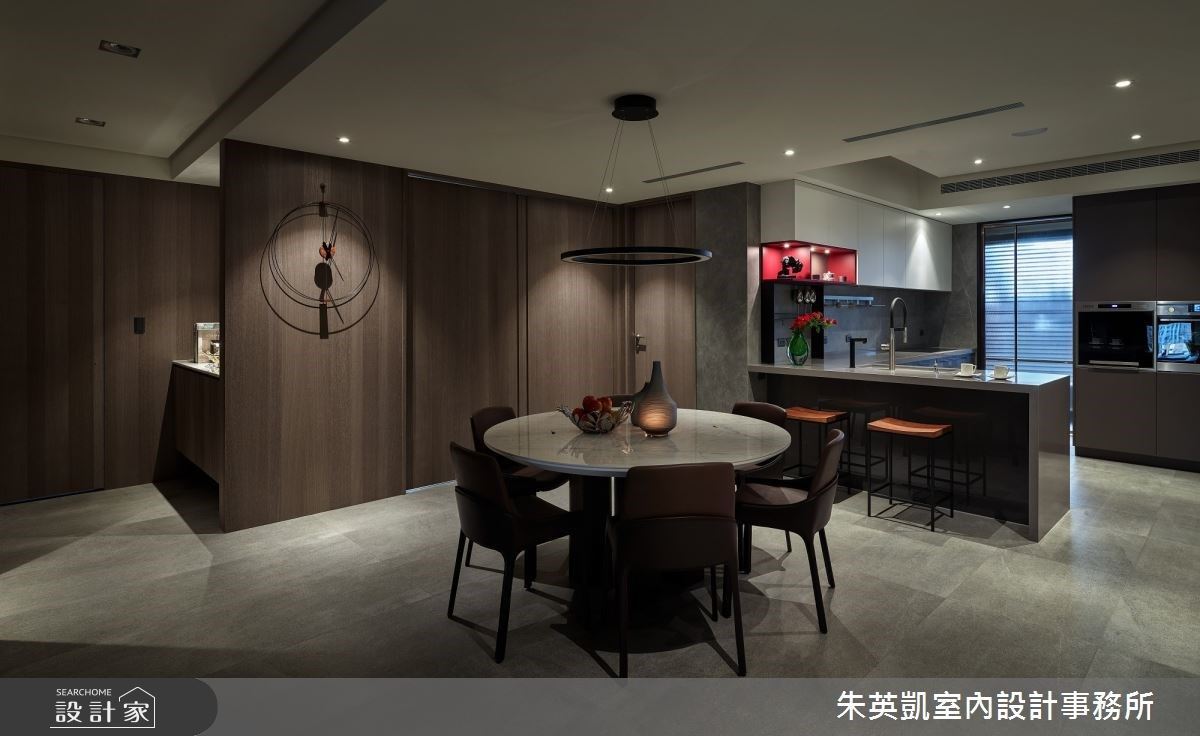 60 坪的現代風居家帶入中式元素,運用中國園林建築常