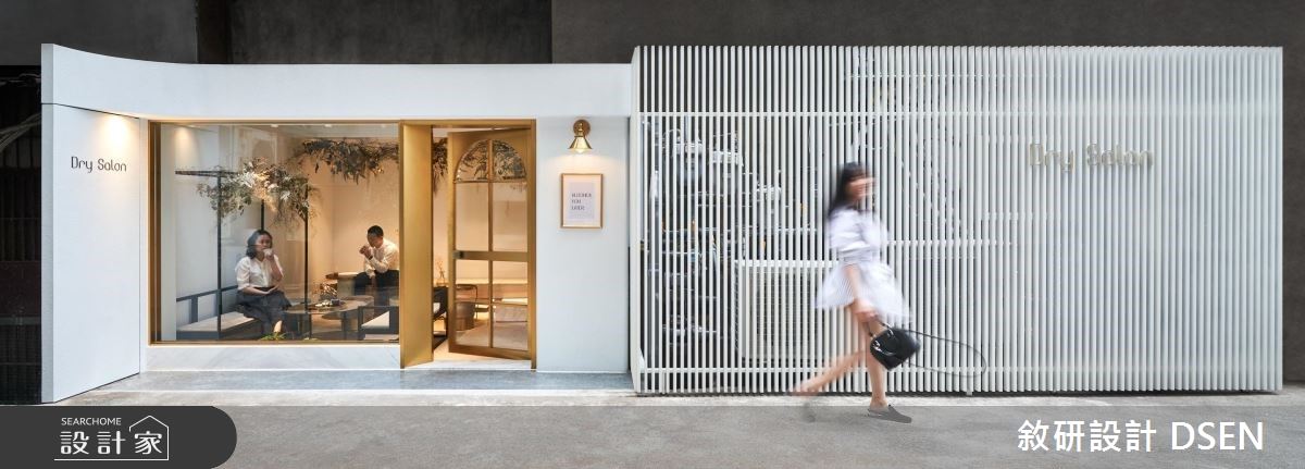 12 坪老屋改建成商業空間,針對原先的狹長空間結構,