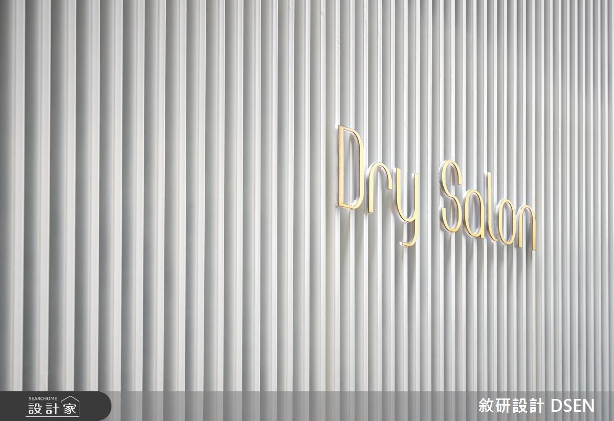 12 坪老屋改建成商業空間,針對原先的狹長空間結構,