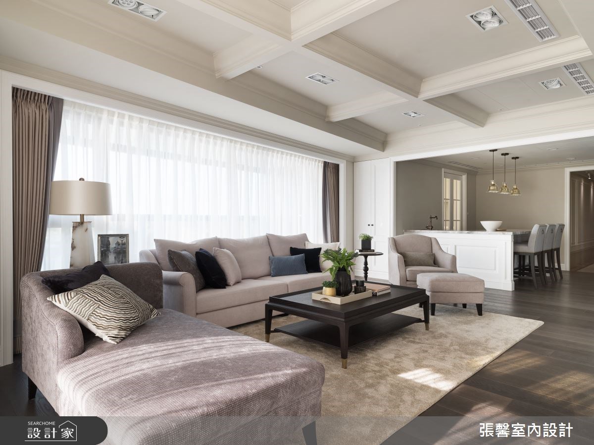 長期在中國工作的男主人與兒子,因為與女主人及女兒分