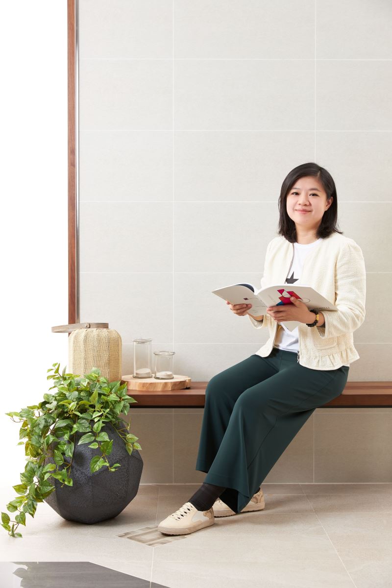 以綠意元素妝點以及純淨的磁磚特性,創造出有如戶外的愜意情境。 以綠意元素妝點以及純淨的磁磚特性,創造出有如戶外的愜意情境。