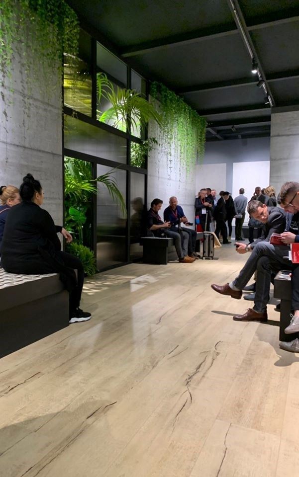 2019 年 Cersaie 波隆尼亞國際陶瓷衛浴展覽會上,結合綠意元素,消弭室內外界線。 2019 年 Cersaie 波隆尼亞國際陶瓷衛浴展覽會上,結合綠意元素,消弭室內外界線。