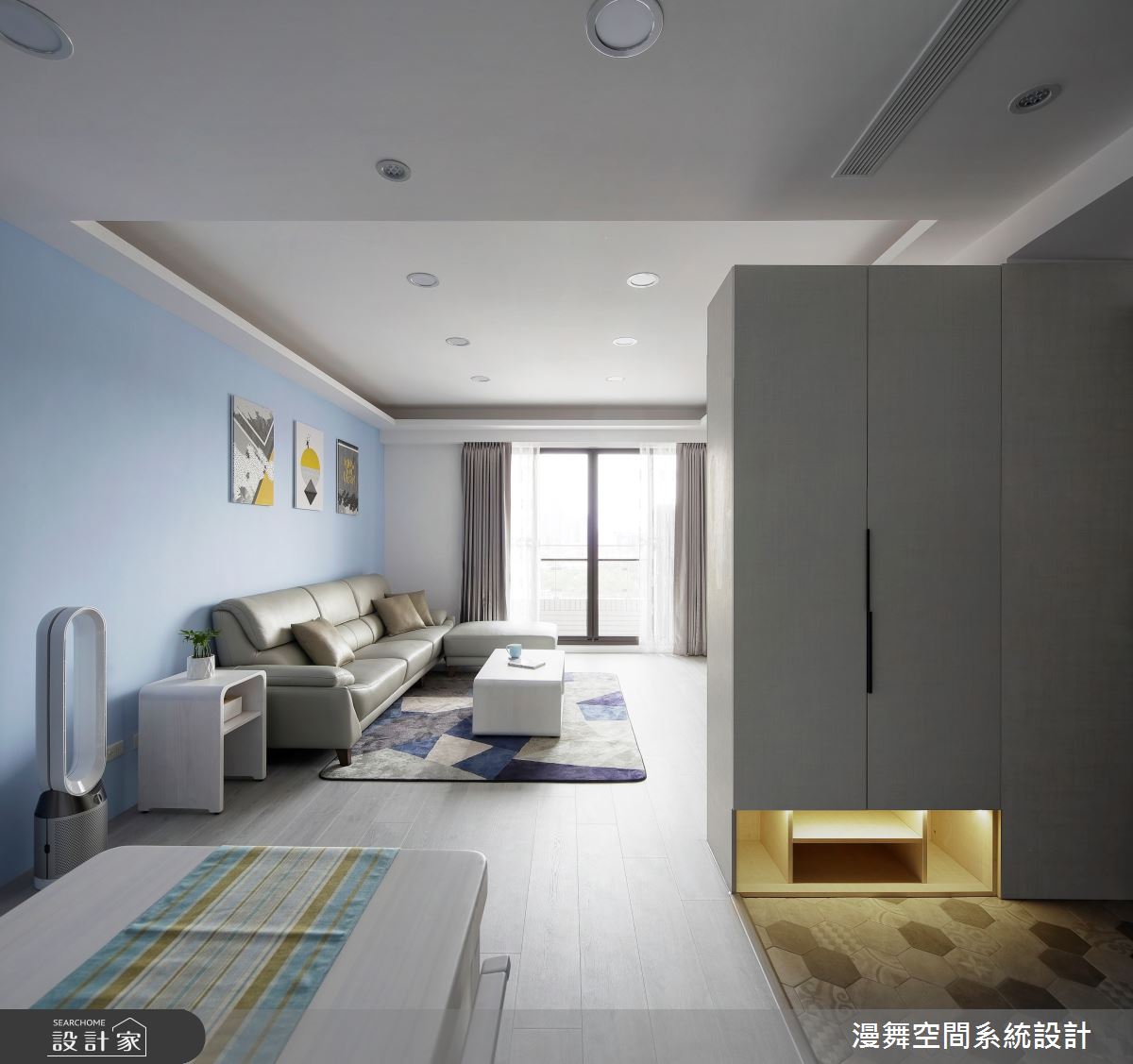 玄關櫃下方規劃夜燈設計,體貼照看夜歸屋主的需求。 玄關櫃下方規劃夜燈設計,體貼照看夜歸屋主的需求。
