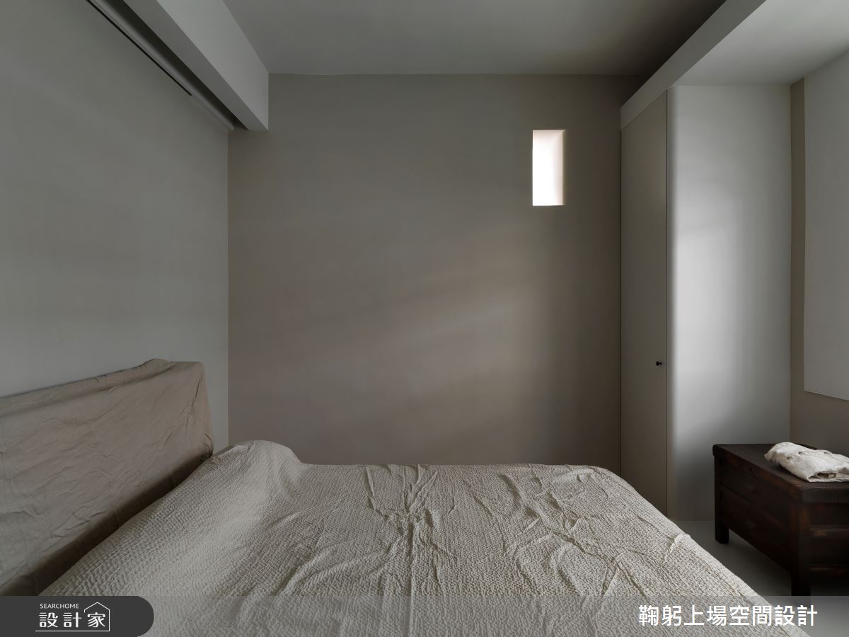 47.5 坪的居家空間,設計師以簡約風為基底,同時避開