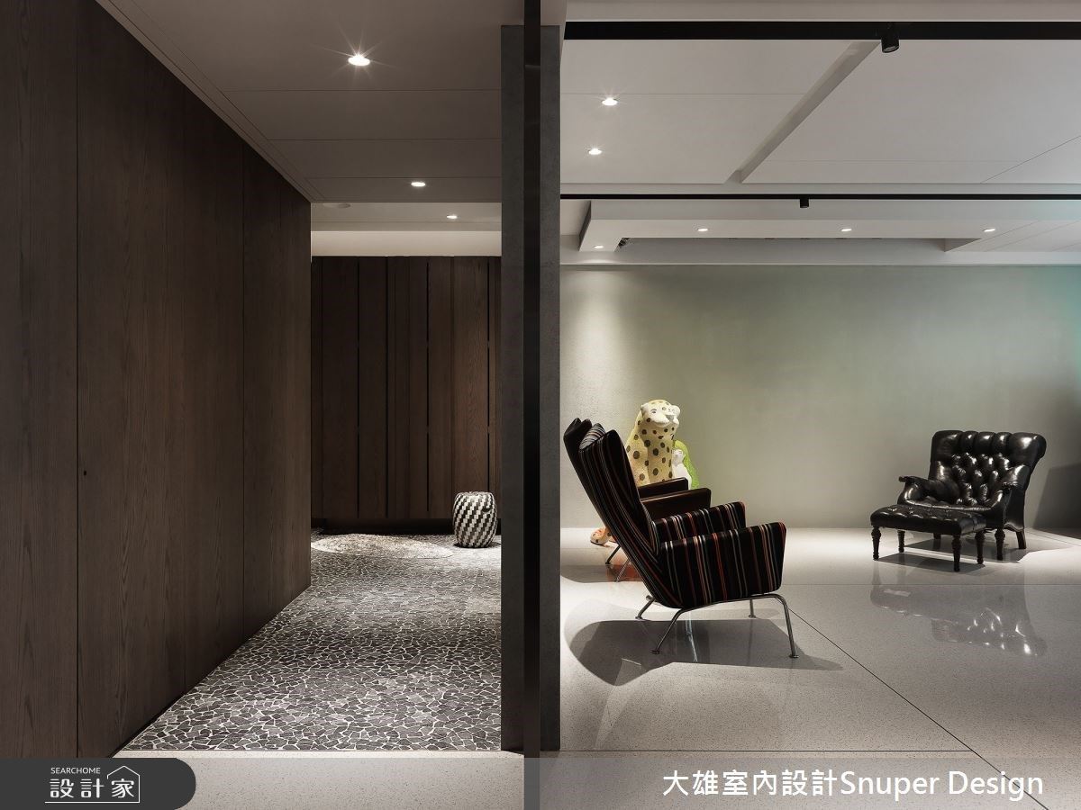 保留建築體最極簡的線條與氣度,讓室內的材質特性、藝