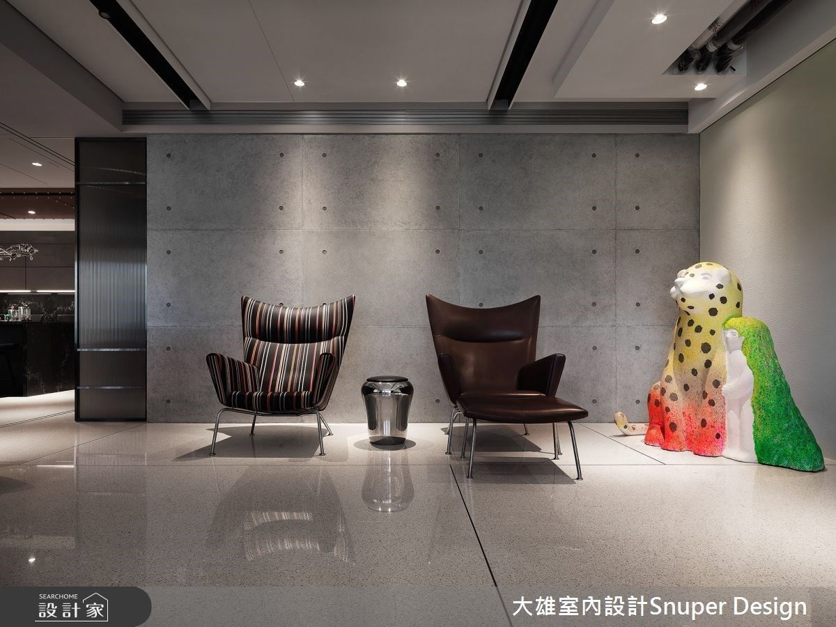 保留建築體最極簡的線條與氣度,讓室內的材質特性、藝