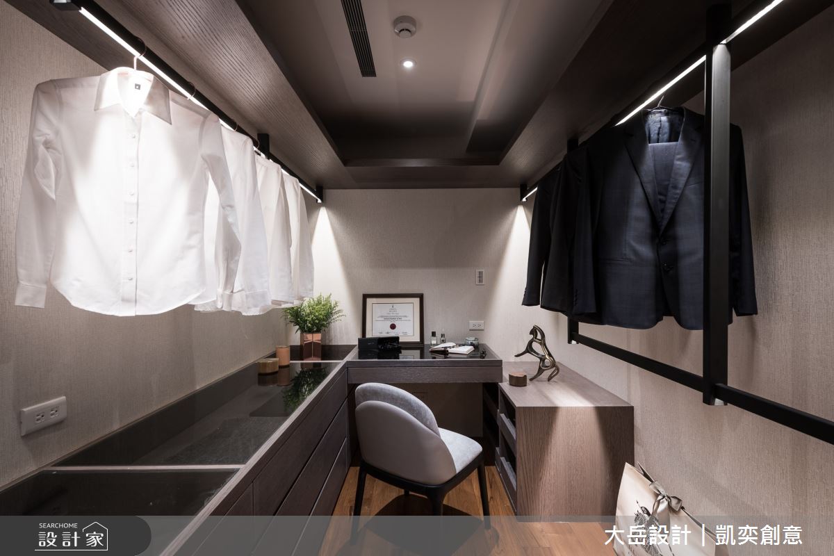 45 坪的新古典居家,設計師透過淡雅紫色與白色完美交