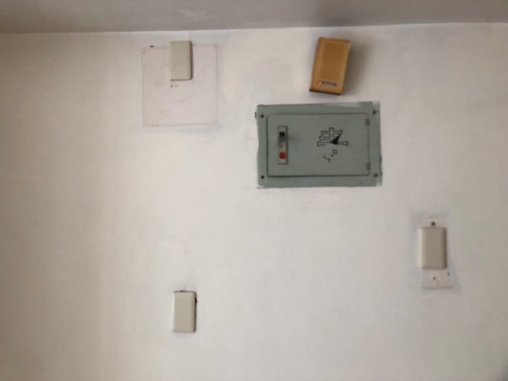 原本牆面不只空蕩,還有老舊電箱凸起。 原本牆面不只空蕩,還有老舊電箱凸起。