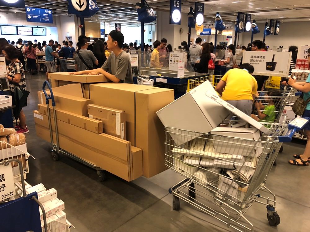 大部分家具都是去 IKEA 購入的。 大部分家具都是去 IKEA 購入的。