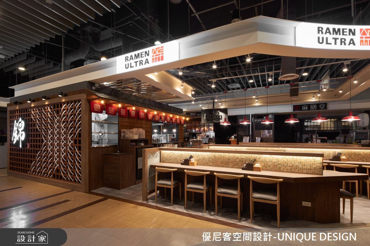 18坪的日式連鎖名店「錦拉麵」,位於百貨公司的美食街