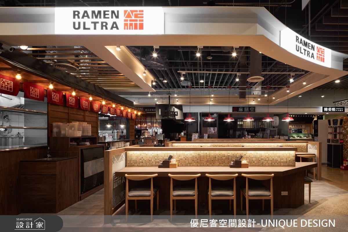 18坪的日式連鎖名店「錦拉麵」,位於百貨公司的美食街
