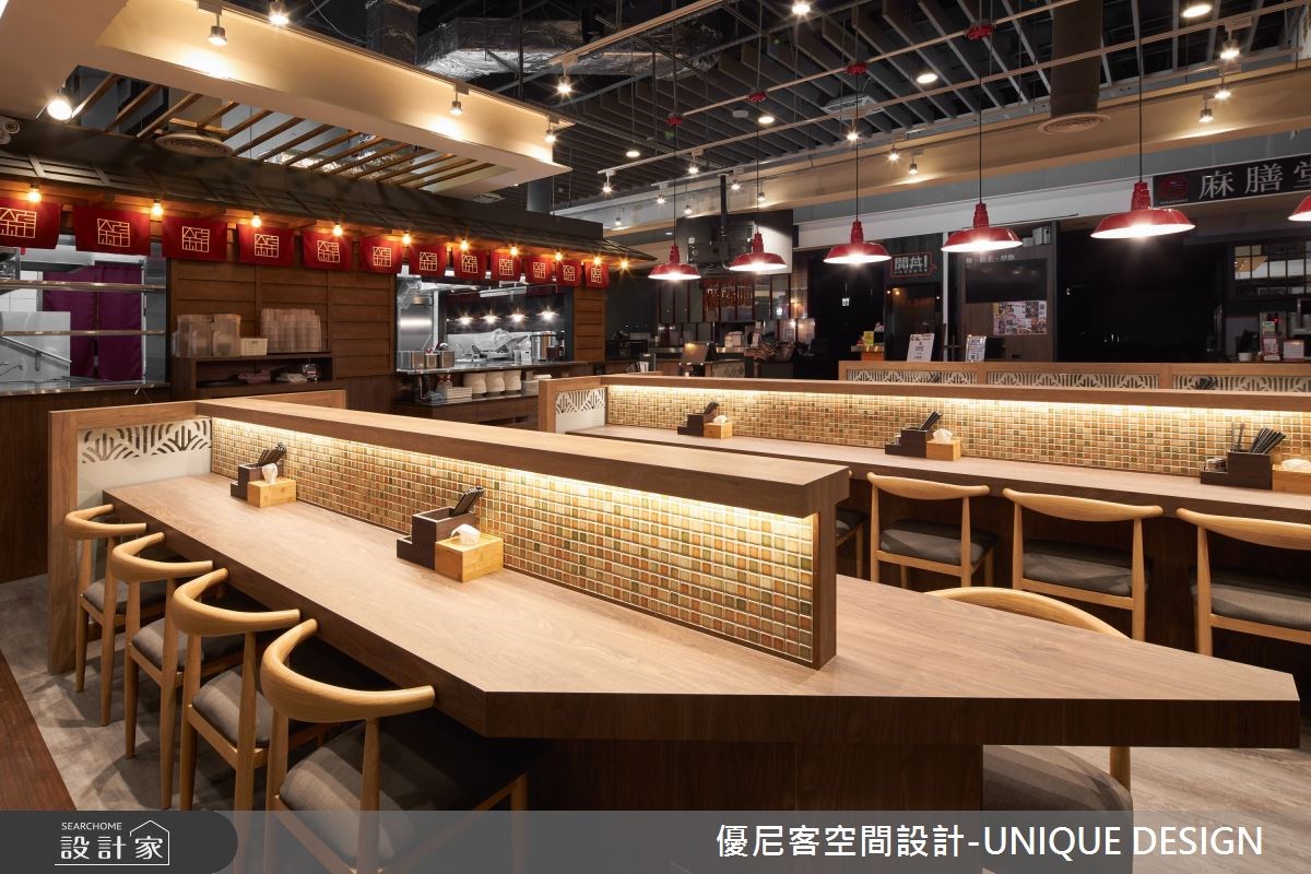 18坪的日式連鎖名店「錦拉麵」,位於百貨公司的美食街