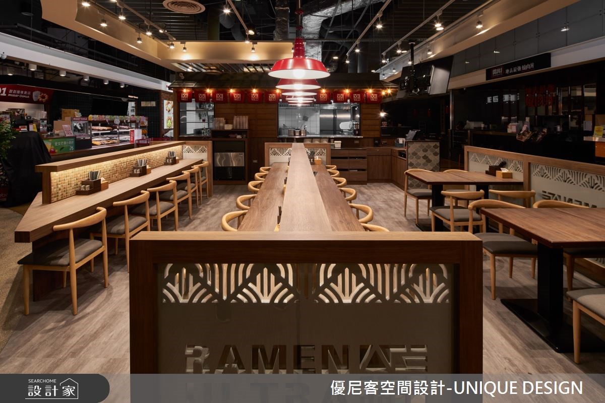 18坪的日式連鎖名店「錦拉麵」,位於百貨公司的美食街