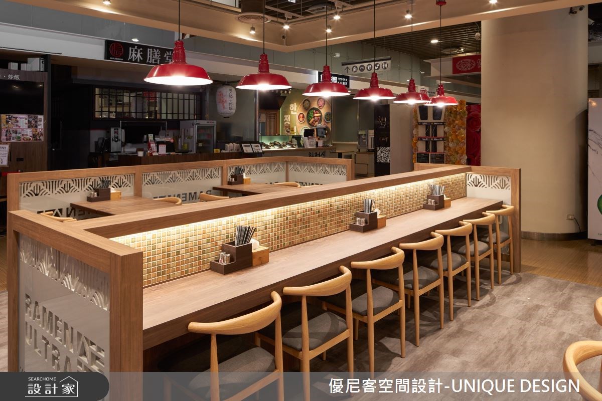 18坪的日式連鎖名店「錦拉麵」,位於百貨公司的美食街