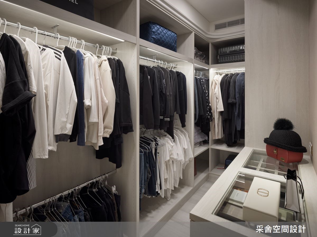 坪數不大的 18 坪單層公寓,住著女屋主與兩隻愛犬,設