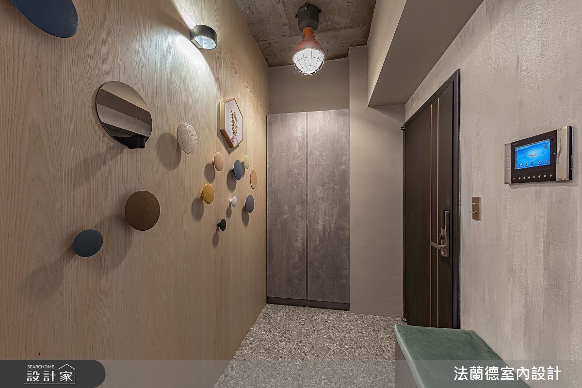 屋主與媽媽同住的 30 坪新居,多處選用木質鋪陳溫馨的