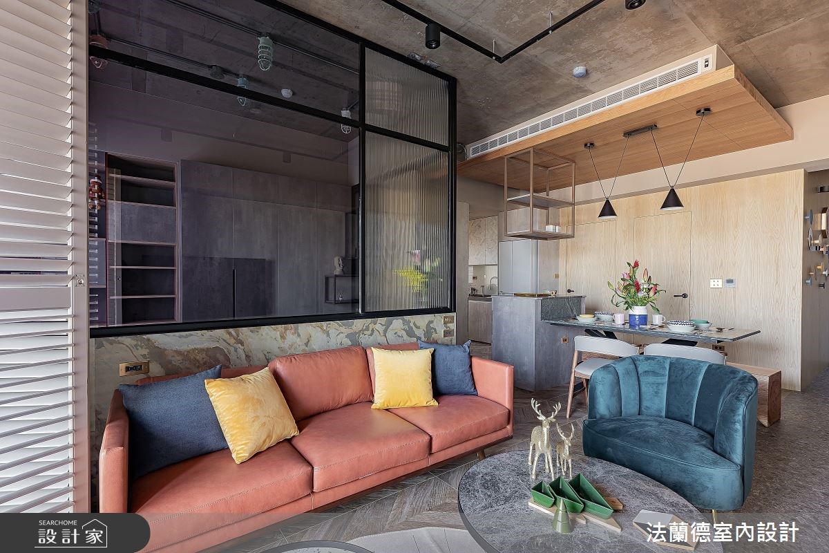 屋主與媽媽同住的 30 坪新居,多處選用木質鋪陳溫馨的