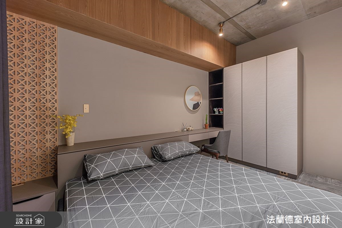 屋主與媽媽同住的 30 坪新居,多處選用木質鋪陳溫馨的