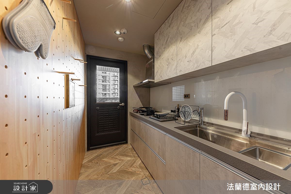 屋主與媽媽同住的 30 坪新居,多處選用木質鋪陳溫馨的