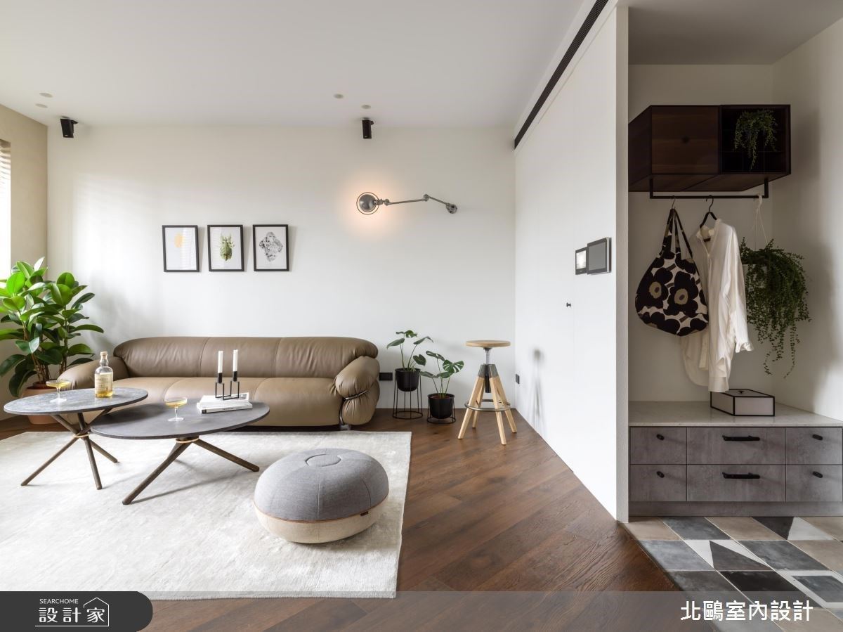 冬季需要穿脫外套,但又無法馬上洗滌,因此可將外出服置於衣帽間,和生活區域進行隔離。 冬季需要穿脫外套,但又無法馬上洗滌,因此可將外出服置於衣帽間,和生活區域進行隔離。
