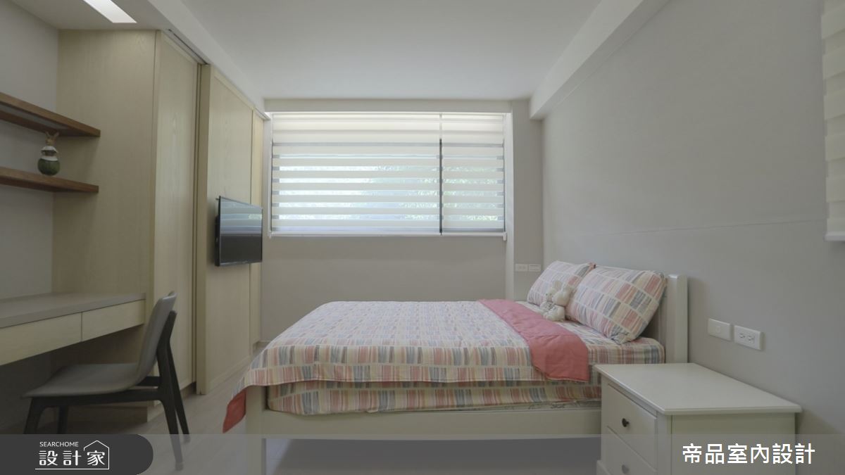 大兒子房在窗邊設計長型吧檯,讓居住者倚靠窗邊美景,獨享愜意的閱讀時光。 大兒子房在窗邊設計長型吧檯,讓居住者倚靠窗邊美景,獨享愜意的閱讀時光。