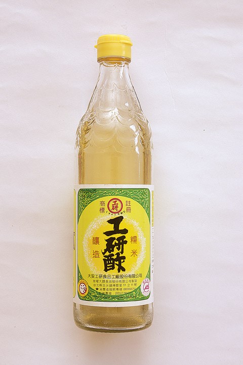 處理熟食前,可直接把白醋塗抹在雙手或砧板刀具上,達到殺菌的功效。 處理熟食前,可直接把白醋塗抹在雙手或砧板刀具上,達到殺菌的功效。