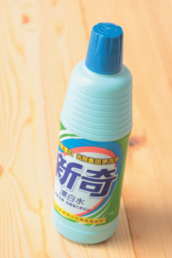 稀釋漂白水和消毒時,注意環境要通風,並戴上口罩及手套。 稀釋漂白水和消毒時,注意環境要通風,並戴上口罩及手套。