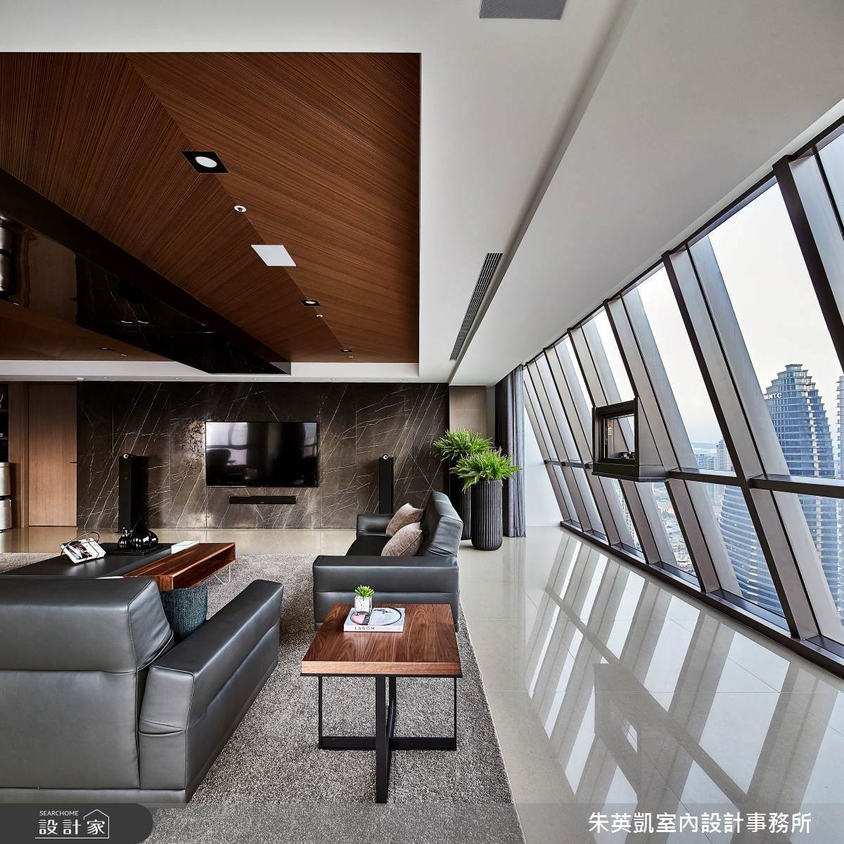 客廳天花板與電視牆利用自然材質串聯戶外景觀,使空間感更加開闊大器。 客廳天花板與電視牆利用自然材質串聯戶外景觀,使空間感更加開闊大器。