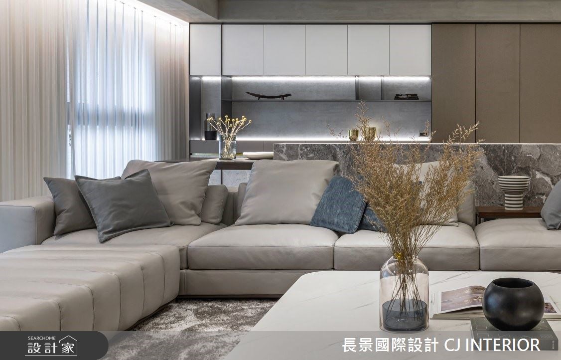 此間 105 坪的休閒風宅邸,長景設計以低彩度的灰白色