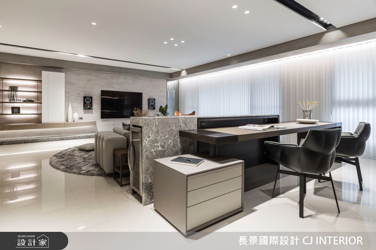 此間 105 坪的休閒風宅邸,長景設計以低彩度的灰白色
