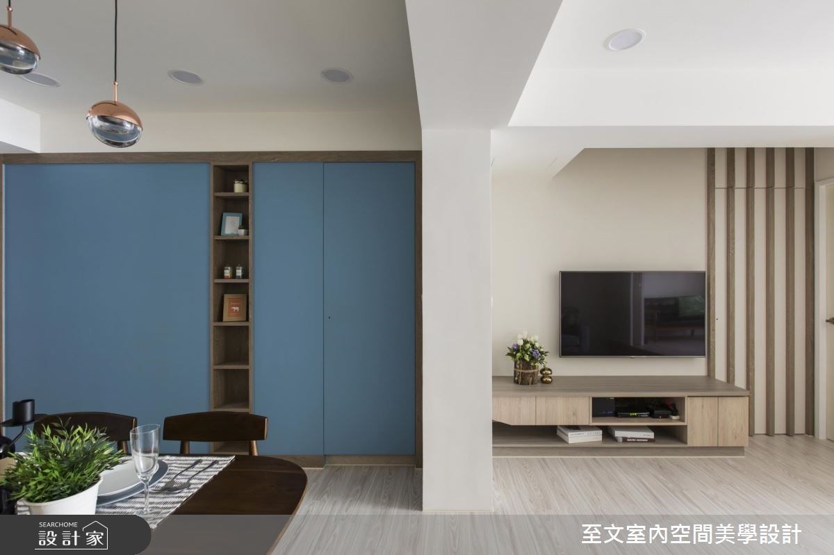 藍色黑板漆圖刷在系統櫃門片上,讓收納櫃也可以是孩子們的塗鴉空間。 藍色黑板漆圖刷在系統櫃門片上,讓收納櫃也可以是孩子們的塗鴉空間。