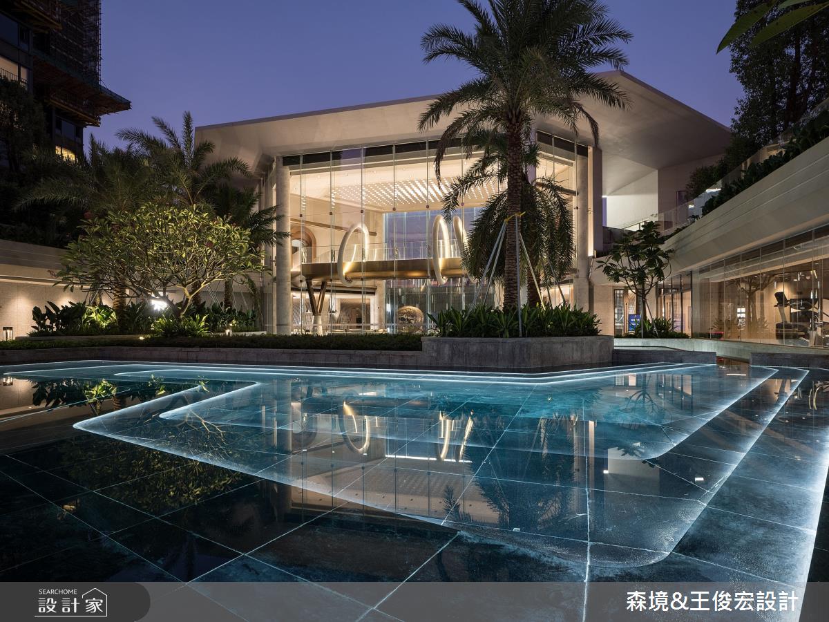 夜幕低垂之際,湛藍天空下,高聳建築後方,隱藏著一座