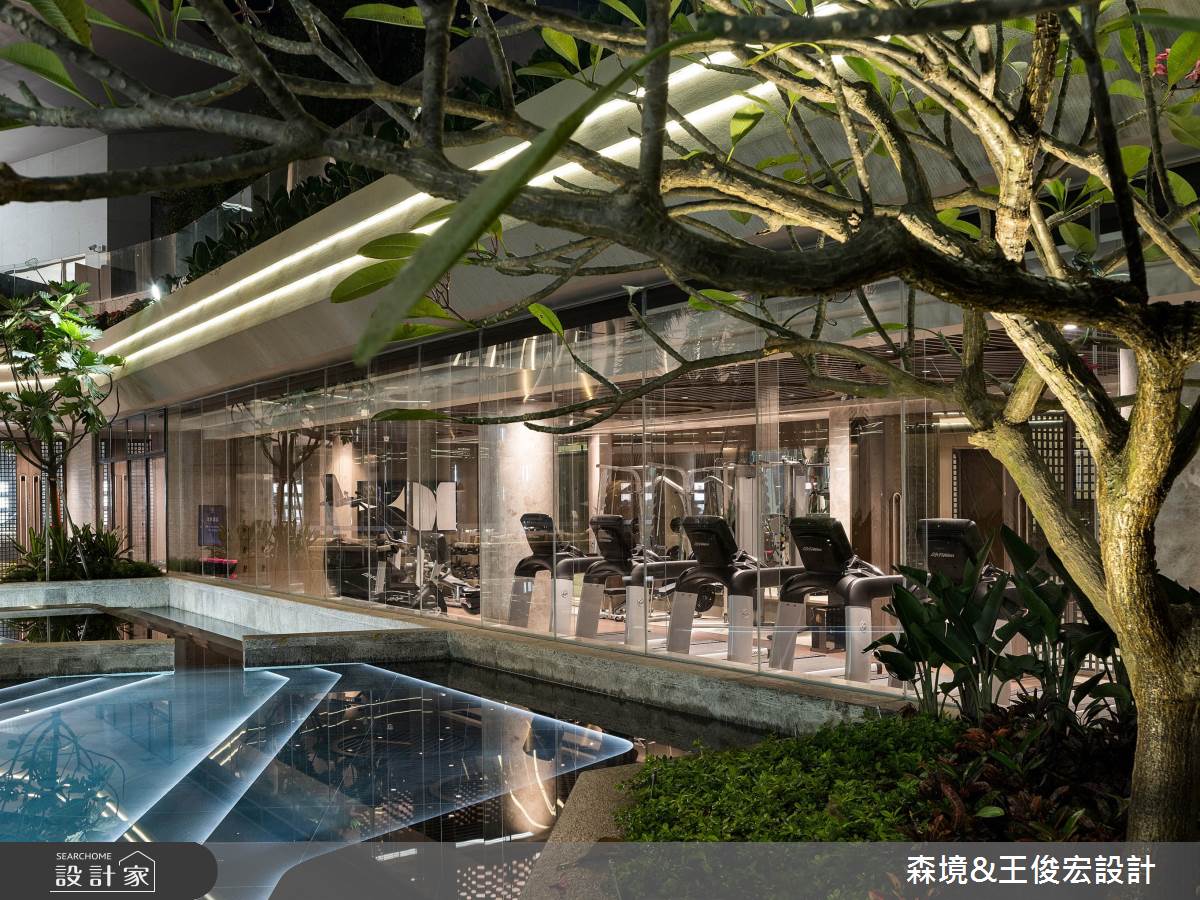 夜幕低垂之際,湛藍天空下,高聳建築後方,隱藏著一座