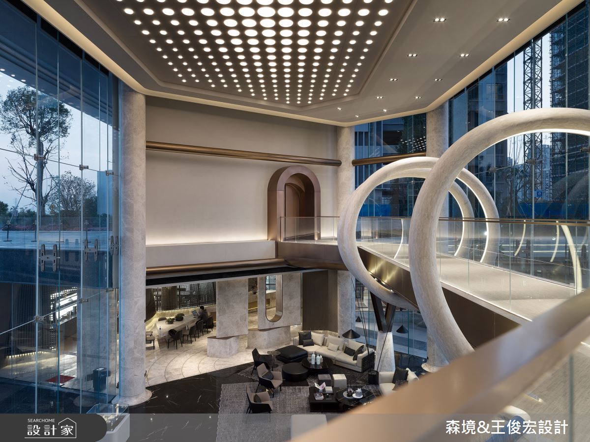 夜幕低垂之際,湛藍天空下,高聳建築後方,隱藏著一座