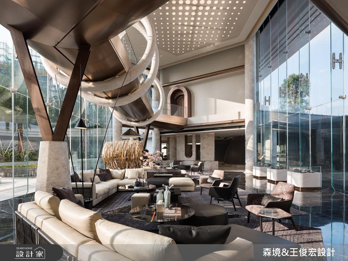 夜幕低垂之際,湛藍天空下,高聳建築後方,隱藏著一座