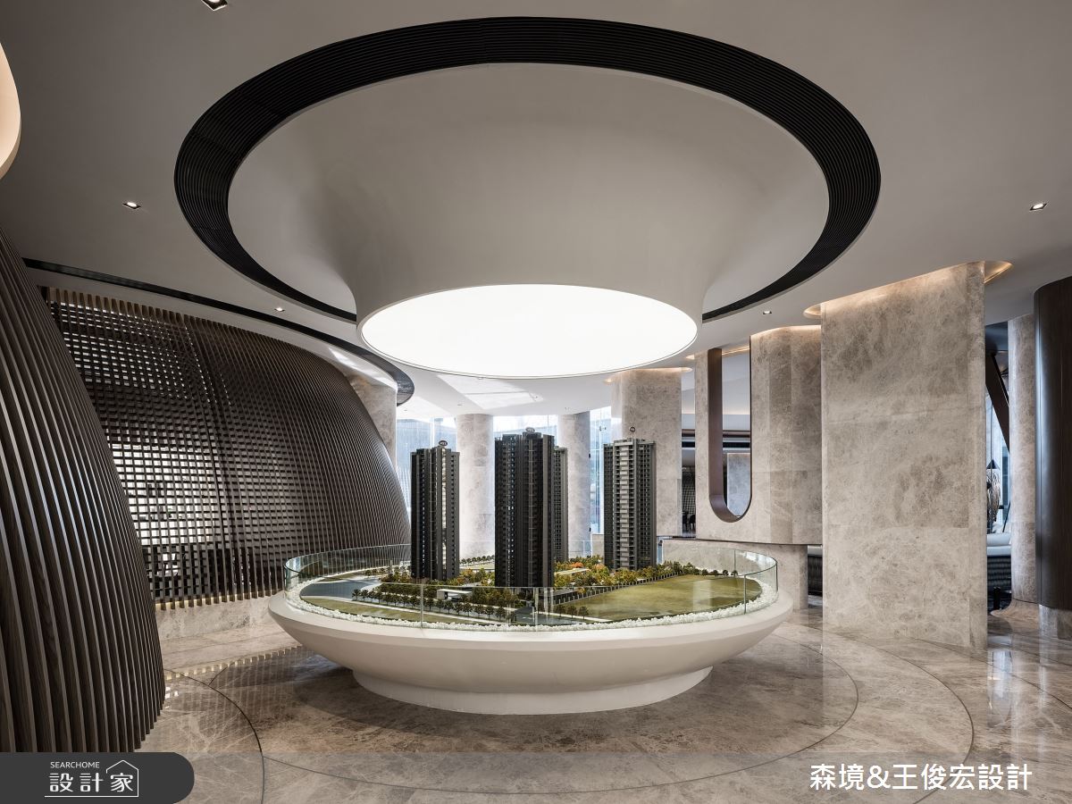 夜幕低垂之際,湛藍天空下,高聳建築後方,隱藏著一座